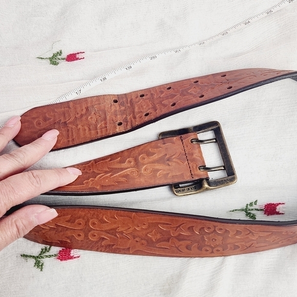 Accessories - UNBRANDED Carved design Vintage Leather Belt and Brass Double Tine Buckle 36